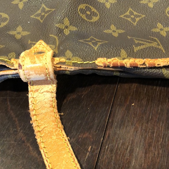 Authentic Louis Vuitton Saumur 30 Crossbody Monogram Canvas - Picture 14 of 17